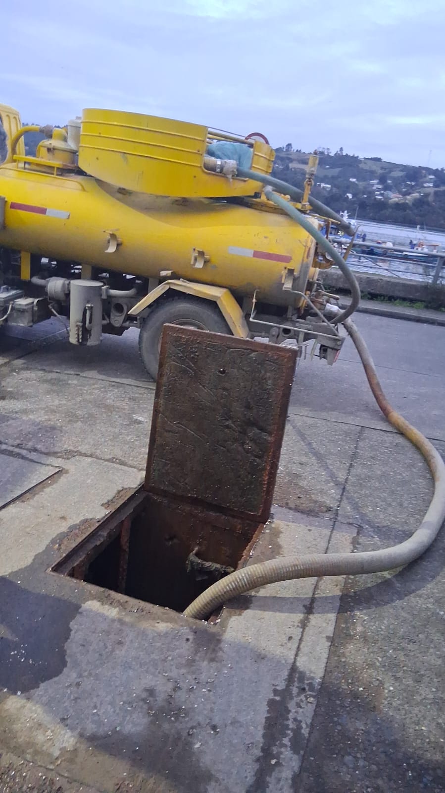 Limpieza de cámara de baños en Embarcadero Dalcahue