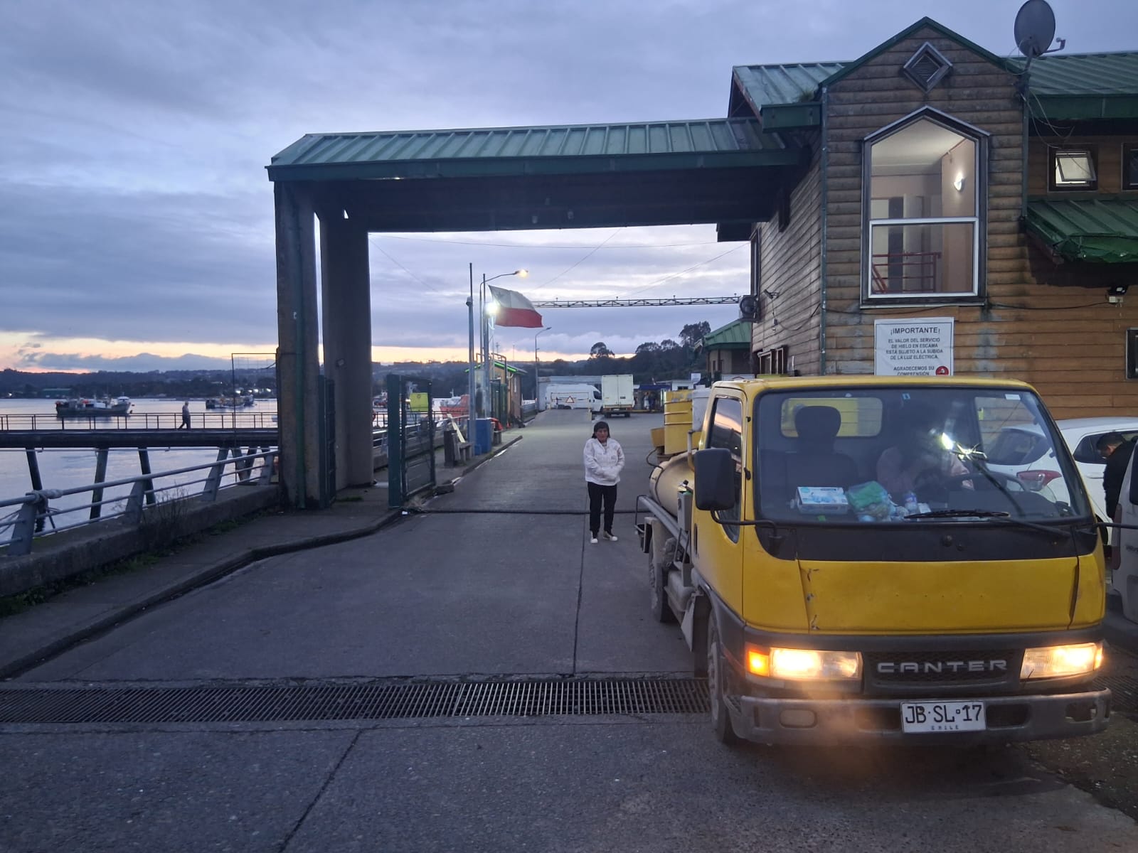 Limpieza de cámara de baños en Embarcadero Dalcahue