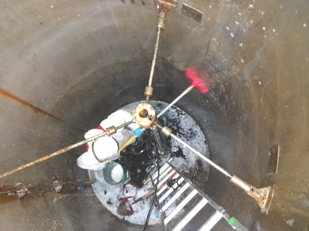 Limpieza y sanitización de estanque de inox – AquaChile