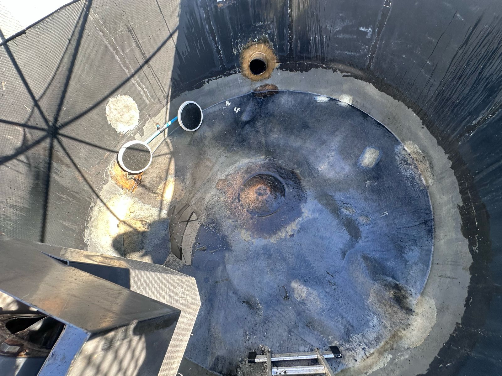 Limpieza de pileta de ecualización y estanque de desinfección – Salmones de Chile