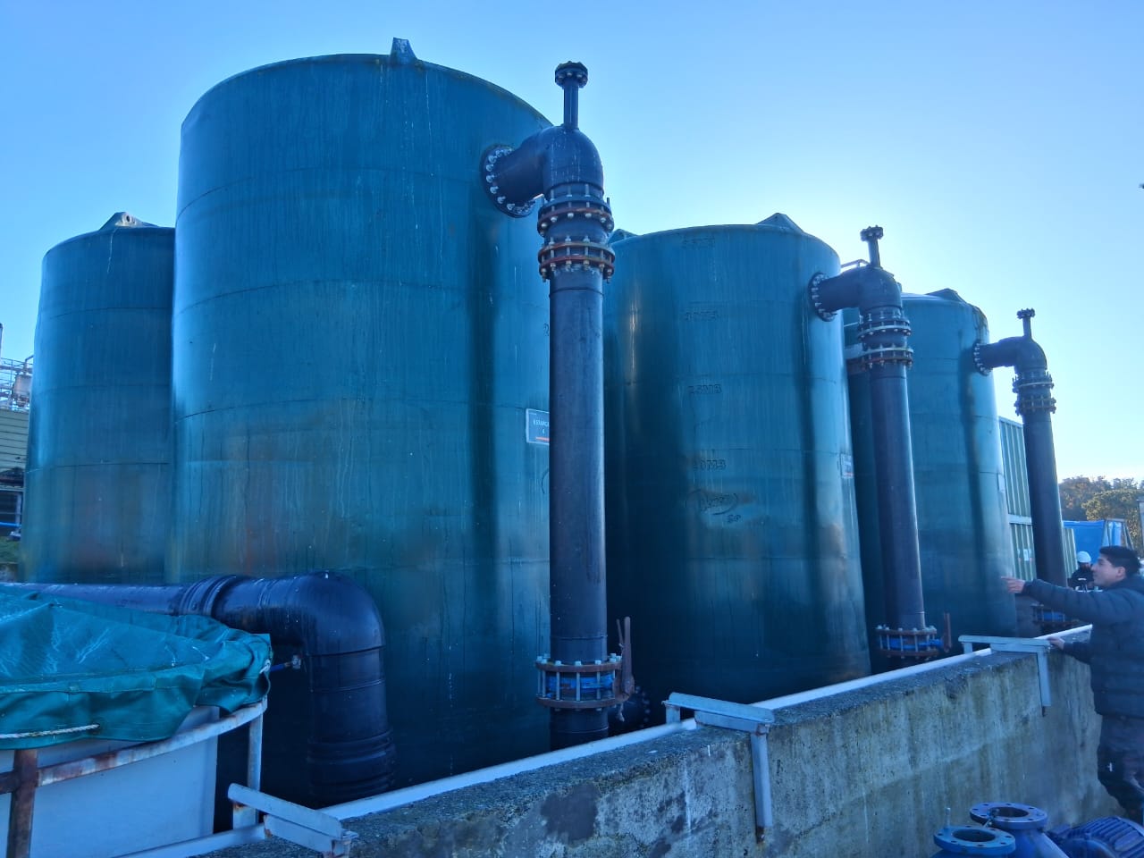Limpieza de estanques RILES en planta AquaChile Quellón