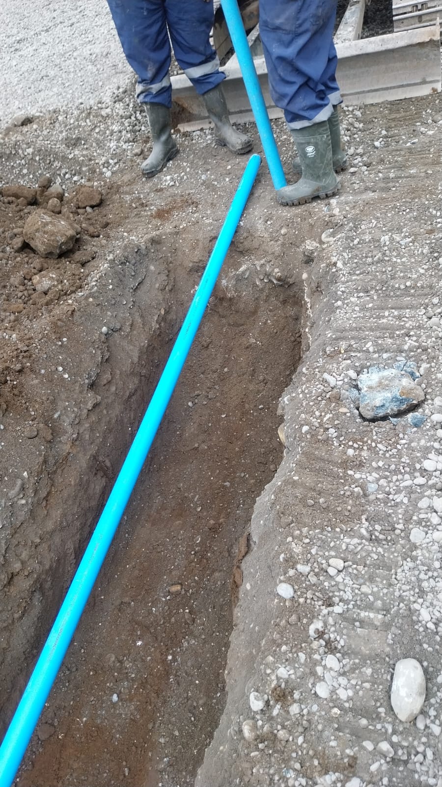 Instalación de sistema de desagüe en sala de máquinas – Salmones de Chile