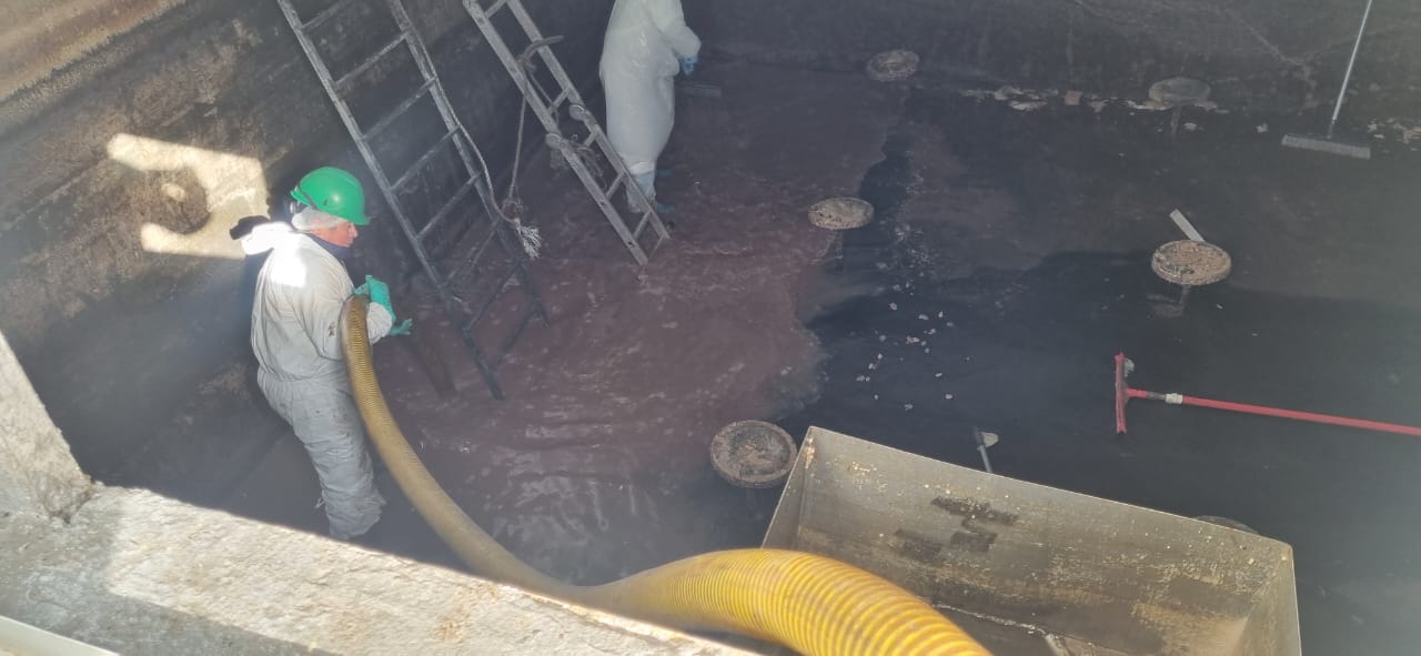 Mantenimiento de estanques decantador y de ecualización – Salmones de Chile